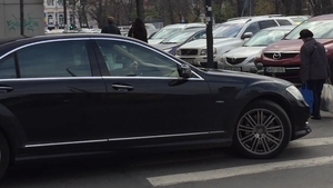 VIDEO EXCLUSIV. Imagini scandaloase cu celebra deputată. A aşteptat-o pe şefa, cu Mercedesul S Class, ”călare” pe trecerea de pietoni! Fosta ”primă doamnă” de la Sectorul 5 şi-a făcut cumpărăturile în Dorobanţi, în timp ce pietonii…