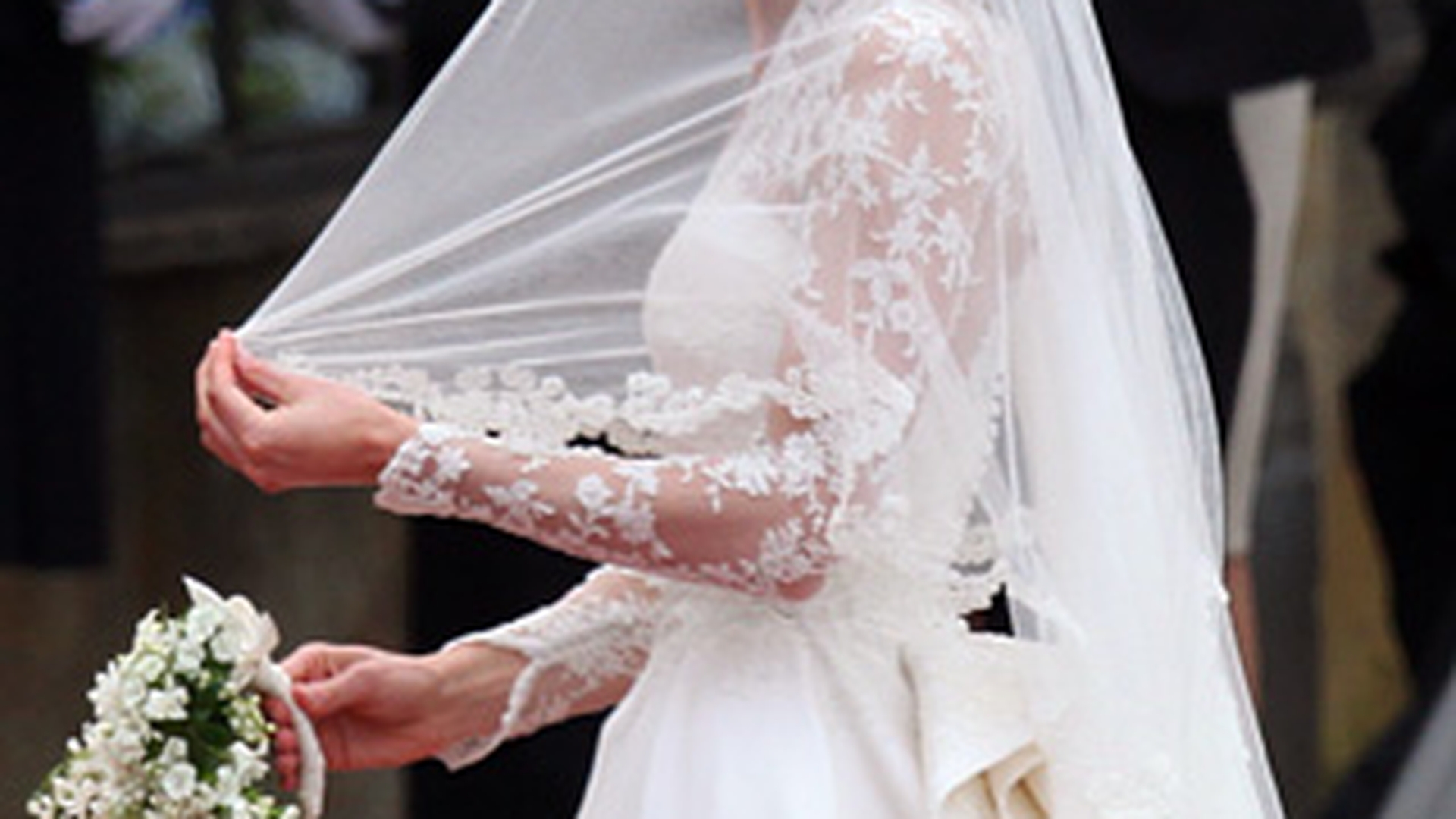 Sarah Burton: "Sa lucrez cu Kate  Middleton pentru rochia ei de mireasa a fost experienta vietii mele"