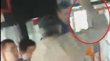 Scandal cu palme si injuraturi intr-un troleibuz RATB! De la o tigara electronica mai multi oameni au luat la bataie femeie!