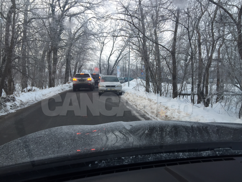 Poliţia Rutieră a Capitalei, sesizată în privinţa maşinilor parcate care blochează circulaţia