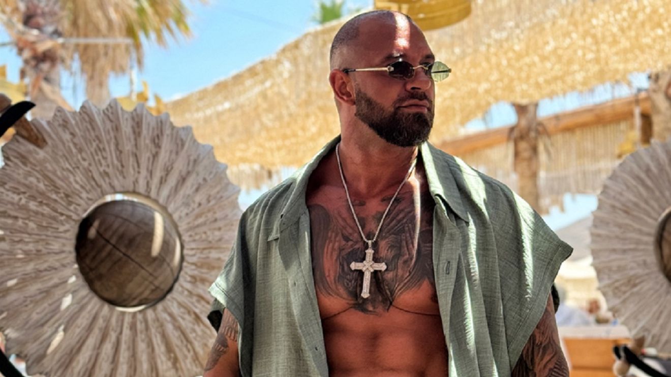 Alex Bodi își încearcă norocul cu o afaceristă din domeniul imobiliarelor. Cei doi își trimit mesaje cu subînțeles pe Instagram