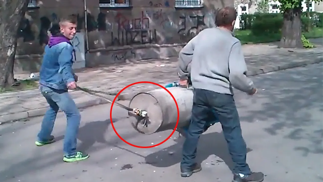 Au vrut sa traga cu tunul! Ce s-a intamplat dupa ce a apropiat torta de acest butoi este total neasteptat