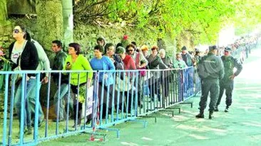 Doi kilometri de pelerini. Sute de mii de oameni s-au adunat la moastele Sfintei Parascheva