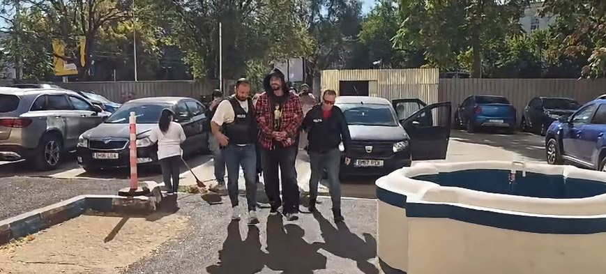 Filmarea care arată adevărata fața a lui IAN! Râdea în timp ce era adus la Parchet, în cătușe