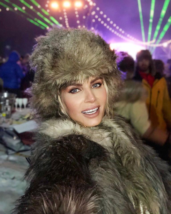 Nu are nicio rușine! Andreea Bănică, fotografiată dezbrăcată pe terasa hotelului