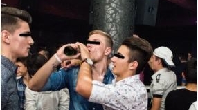 Au renunţat la dezmăţul cu alcool şi au trecut la ”Proba bananei”! Profesorii s-au inflamat