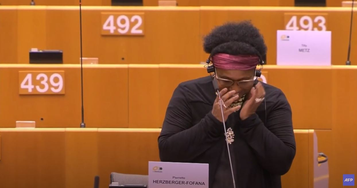 O eurodeputată de culoare a fost agresată de polițiștii din Bruxelles! Pierrette Herzberger-Fofana a povestit totul în Parlamentul European: “A fost o experiență traumatizantă”