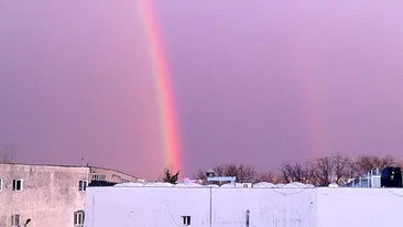 Fenomene meteorologice bizare in Bucuresti! Vezi fotografii spectaculoase ale curcubeului aparut pe cerul Capitalei!