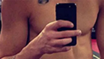 Nu o sa iti vina sa crezi cine s-a apucat sa traga de fiare! Uite ce abdomen si ce pectorali a ajuns sa aiba!