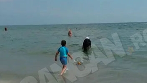 Scene cel putin amuzante la Mamaia! Ce se vede pe filmare, în timp ce această femeie îmbrăcată în haine islamice intră în mare 