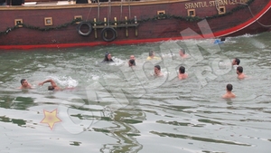 Un fost puscarias a prins crucea de Boboteaza la Galati