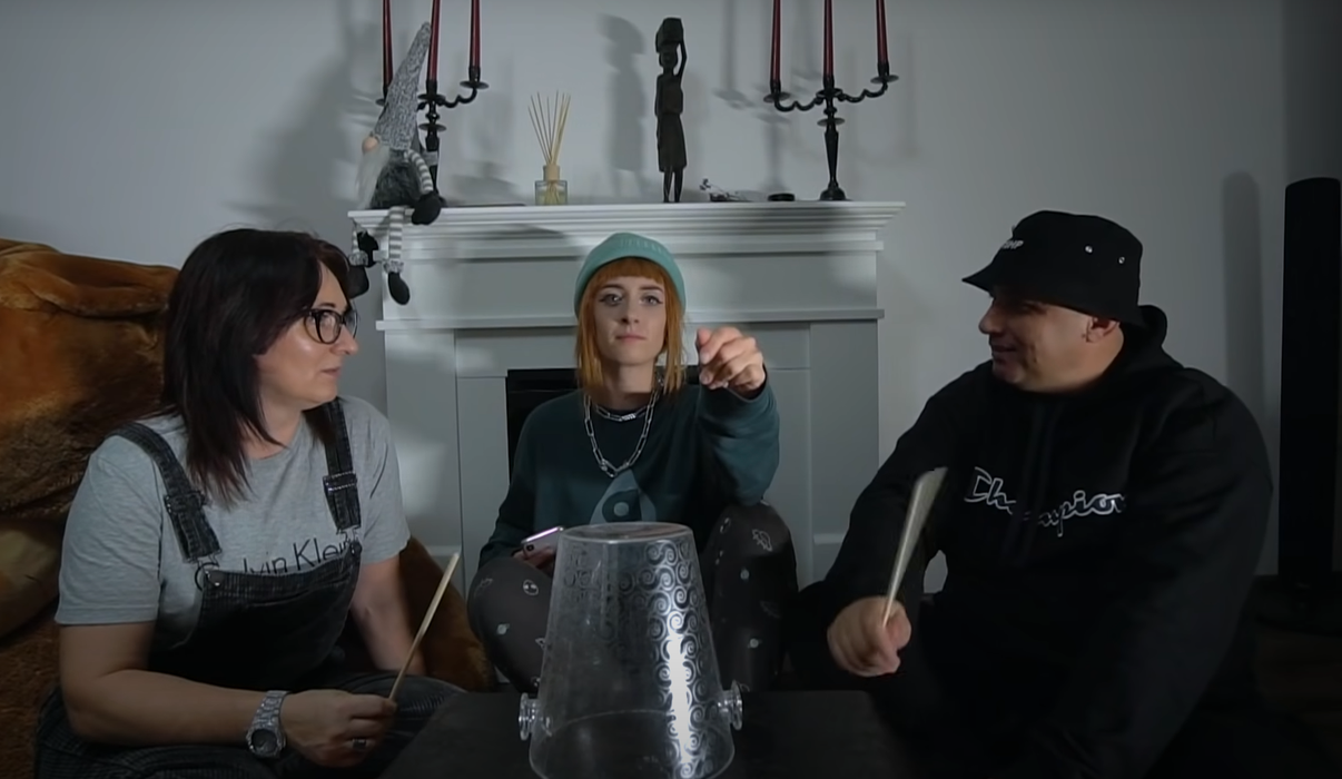 Bianca Adam și părinții ei, într-un vlog pe YouTube, răspunzând la întrebări. Sursă foto: Captură video