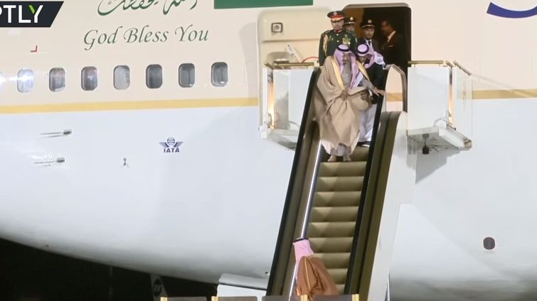 Scările rulante de aur ale regelui saudit s-au stricat la coborârea din avion, în Rusia!