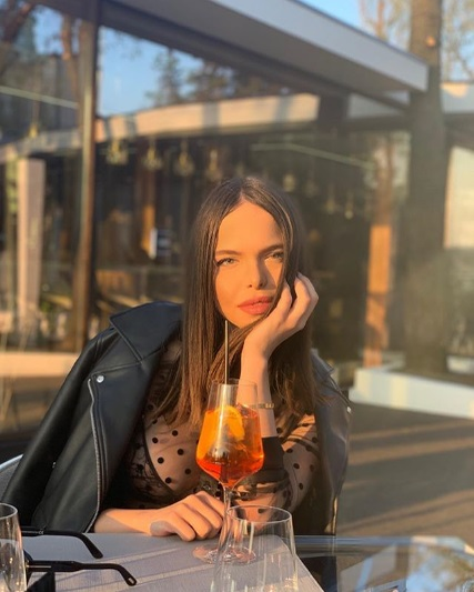 Barbie de România a pozat topless într-un avion de lux. Ce răspuns i-a dat unei prietene care i-a lăsat un comentariu sincer