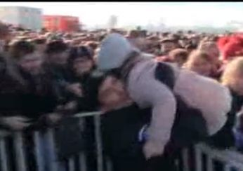 Îmbulzeală la slujba de Boboteză, în Constanţa.  Mii de oameni s-au călcat în picioare! Două fetiţe, salvate de un jandarm din mijlocul mulţimii