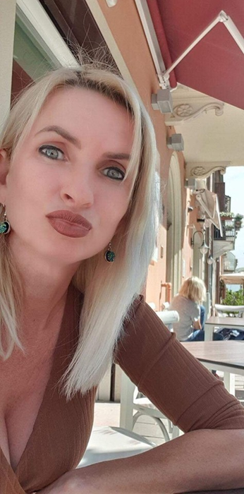 Sexy-românca șofer de TIR în Spania. Ce îi transmit colegii Crinei prin stație când o văd