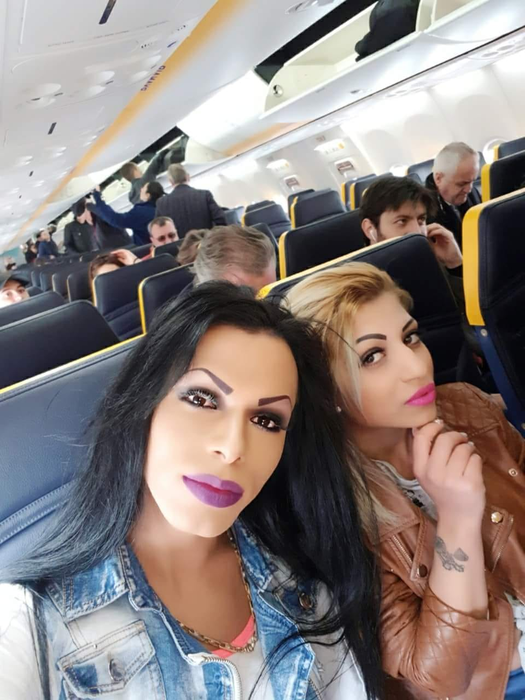 Transsexualul Roxi o acuză pe Narcisa, dansatoarea preferată a lui Florin Salam, că l-ar fi adus în Anglia, pentru a practica prostituția