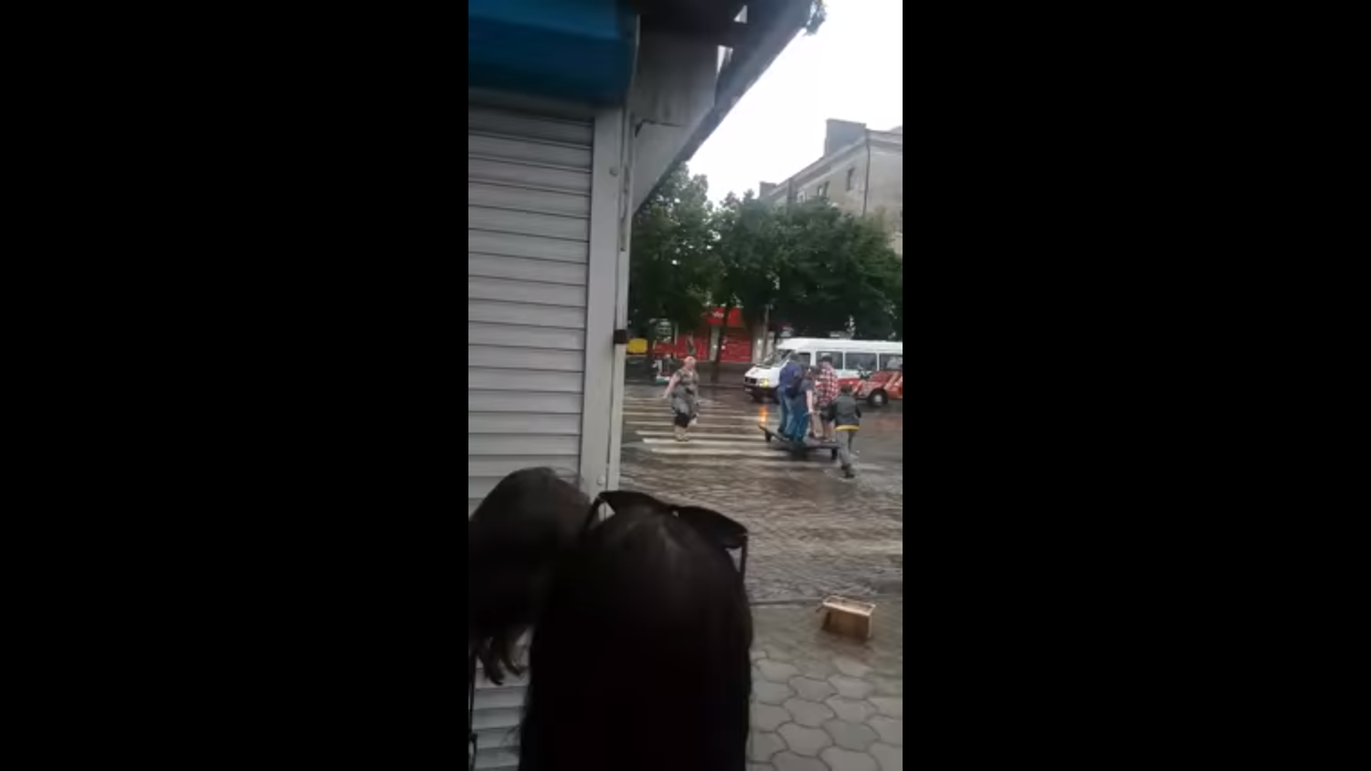Ce idee genială de afaceri a avut un bucureștean. Trece oamenii strada inundată cu roaba. Câți lei cere pe drum