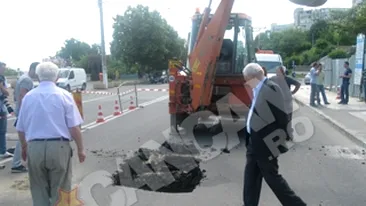 Crater pe sosea, pe Faleza Dunarii la Galati