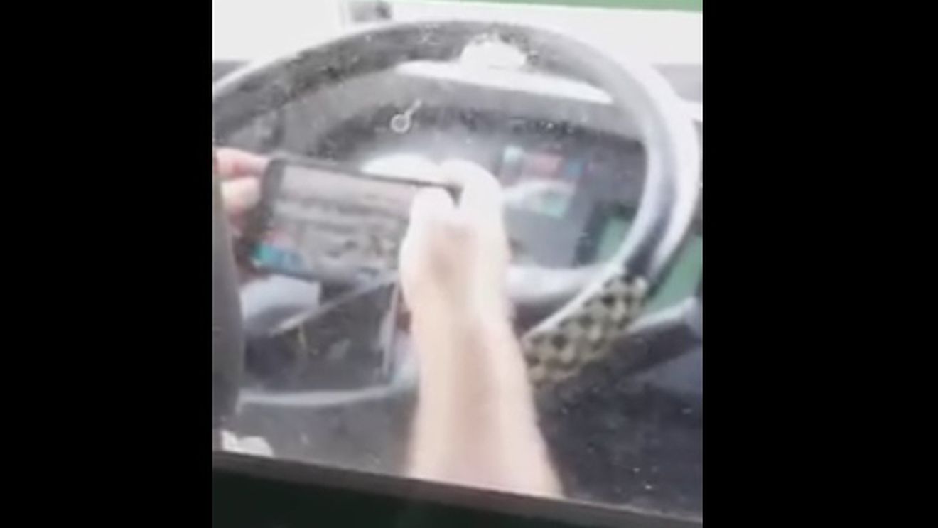 EL este şoferul de autobuz care a ieşit la vânătoare de pokemoni. Surpriză, era la volan! Pasagerii au rămas interzişi: „Scapă cine poate!“