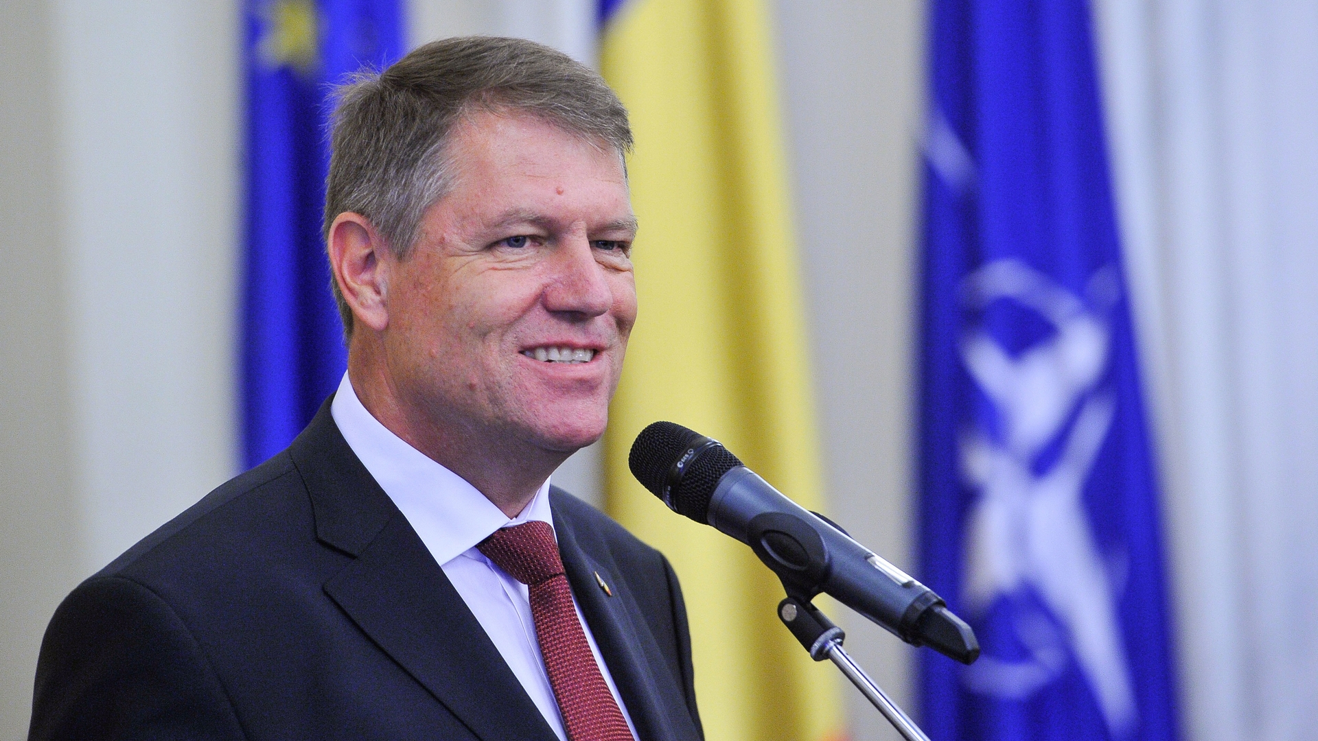 Cum a reactionat Klaus Iohannis la acuzatiile că se plimbă prea mult pe afară!