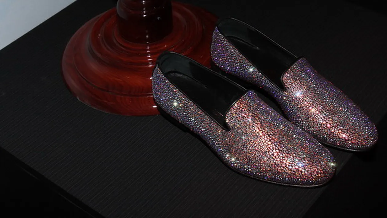 Nu si-a cerut iubita de sotie, dar stie deja cum se va imbraca la nunta cu ea! Stefan Stan vrea pantofi cu cristale Swarovski!