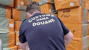 Coletele din China, oprite de vameşii de pe Otopeni! Ce au descoperit în cele 3 tone de bunuri