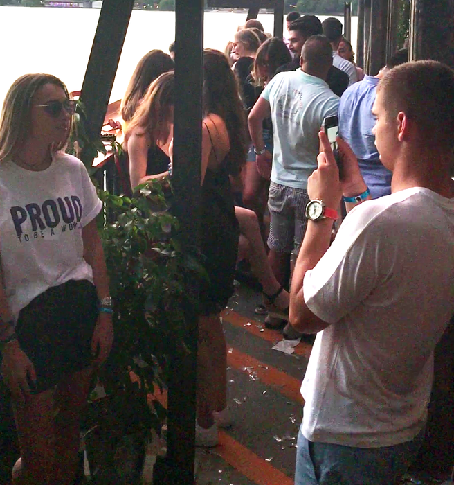 Răzvan Marin a făcut pe fotograful în club pentru iubita lui, însă, din păcate, aceasta nu a fost mulţumită