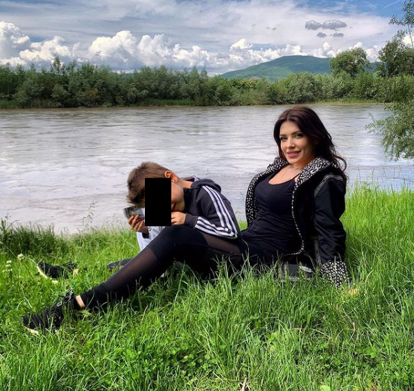 Celia, alături de fiul ei, în mijlocul naturii