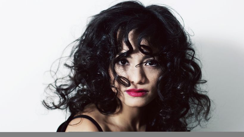 Nu ai cum să nu ştii anunţul „Executăm puţuri”, e pe toţi stâlpii! L-am prins pe cel care lipeşte afişele! Aşa ţi-l imaginai?