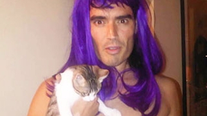 Russell Brand isi imita sotia pe Twitter