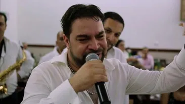 Ea este femeia care ii da putere lui Florin Salam! Bruneta e alaturi de cantaret la toate show-urile! Uite cum s-a distrat cu el