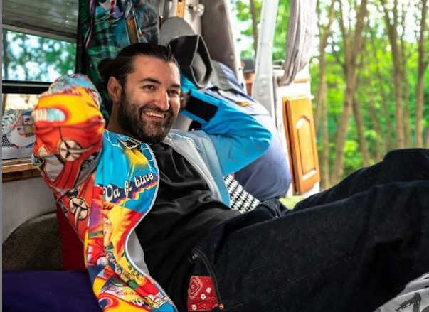 Smiley și-a lăsat mustață! ”Zici că ești de ăla care pune burlane și vinde și covoare!” Cum arată iubitul Ginei Pistol