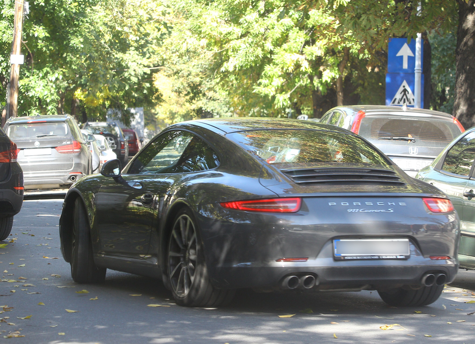 Alina Puşcaş s-a afişat prin oraş cu cea mai nouă achiziţie: un superb bolid în valoare de 100.000 de euro!