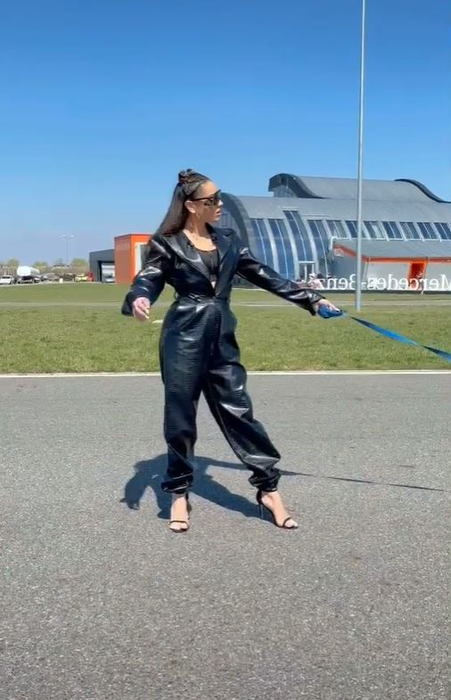 Karmen, criticată dur după ce s-a afișat cu Ferrari-ul 458 Spider, pe care tatăl său îl deține: “Lasă-ne cu superlativul / Ideea e copiată” | VIDEO