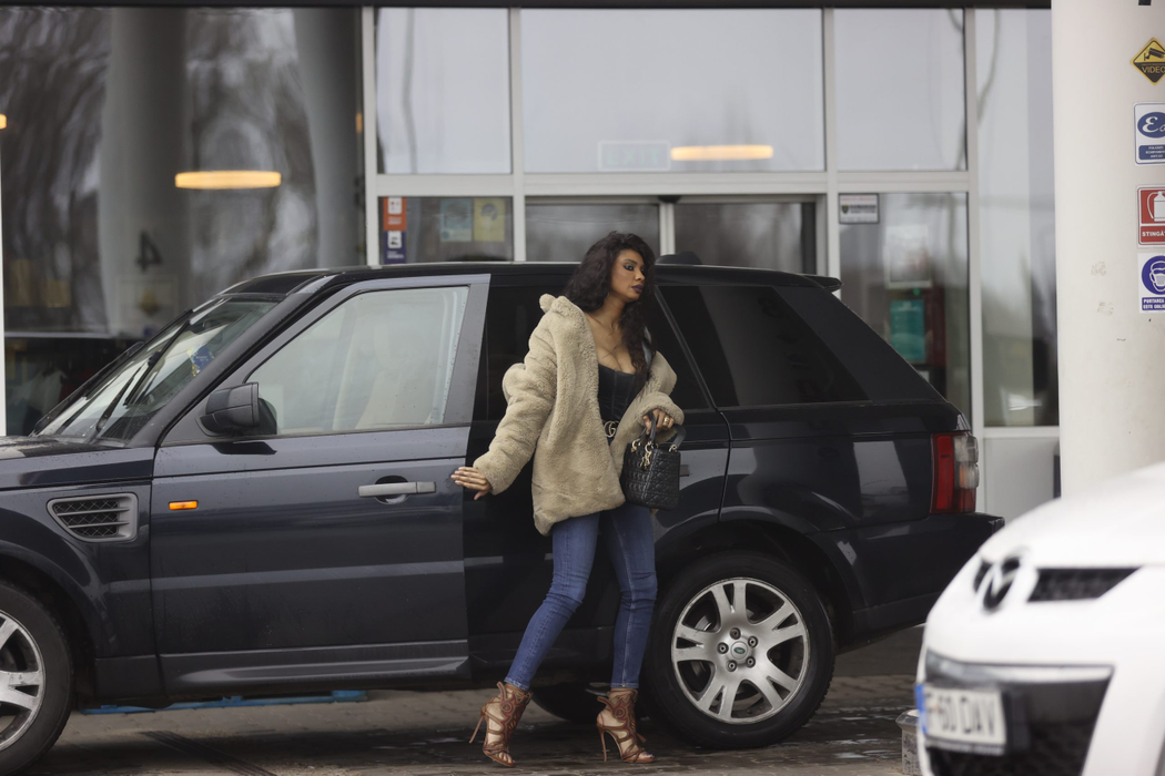 Laurette forțează vara: bustul s-a sufocat în corset (Foto: CANCAN.RO)