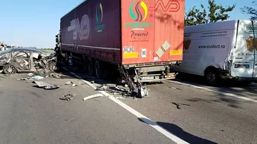 VIDEO. Trafic oprit pe A1, la intrarea în București, după un accident în lanț. Doi oameni au fost răniți