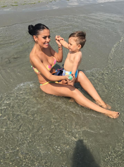 Din cauza “șunculițelor”, Andreea Mantea a refuzat să mai apară în costum de baie la plajă. Dar azi a făcut-o! Cum arată trupul său