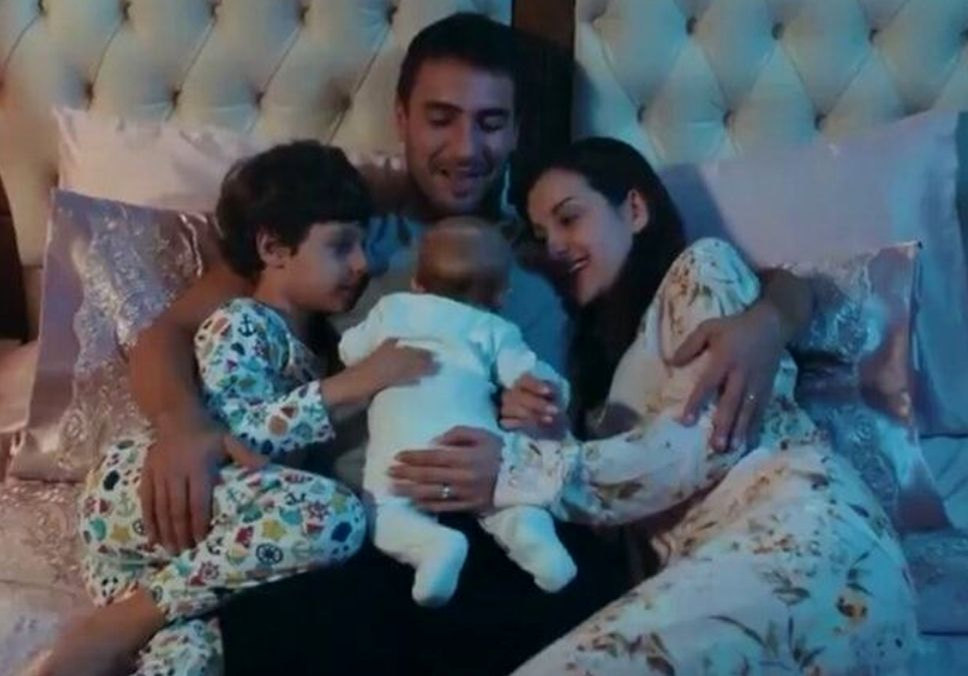 FOTO / Drama prin care a trecut un cunoscut actor turc. Și-a pierdut părinții când avea doar 16 ani