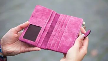 O bătrânică de 81 de ani a găsit un portofel pierdut, în care se aflau 1.000 de euro. Incredibil ce a făcut cu el