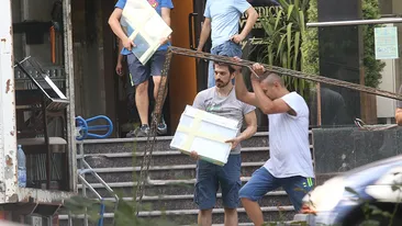 VIDEO EXCLUSIV. A încărcat în 2 camioane frigiderul, oglinzile şi... Tuncay, evacuat din apartamentul unde s-a ”refugiat” după divorţ!