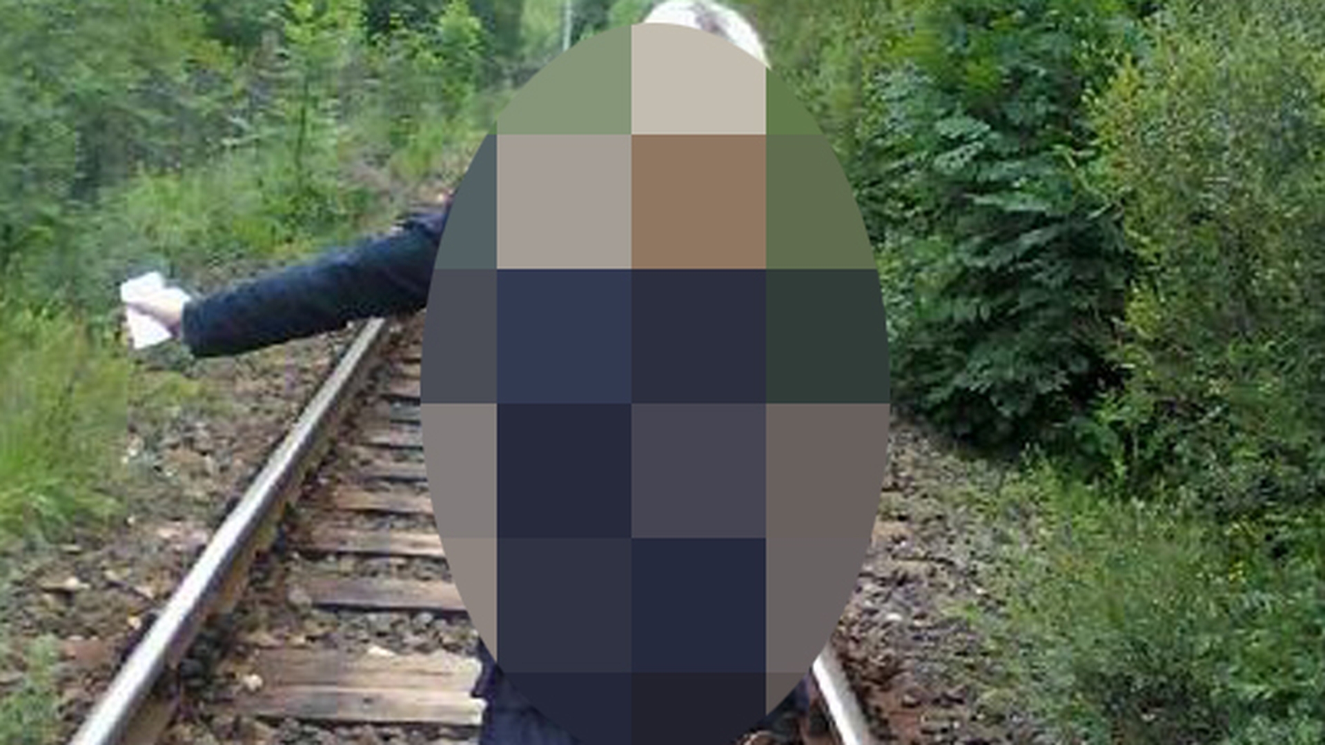 Asta este cea mai penibila fotografie din istoria Romaniei! Si-a facut poza in timp ce facea ASTA pe calea ferata