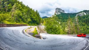 Cea mai spectaculoasă șosea din România, pe care puțini turiști o cunosc. Mulți zic că e peste Transalpina și Transfăgărășan
