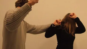 Incredibil! Cum s-a apărat o bucureșteancă după ce a fost atacată pe stradă de un obsedat sexual! ”I-am f***t o gutuie din aia în meclă, i-a sărit şi şapca din cap”