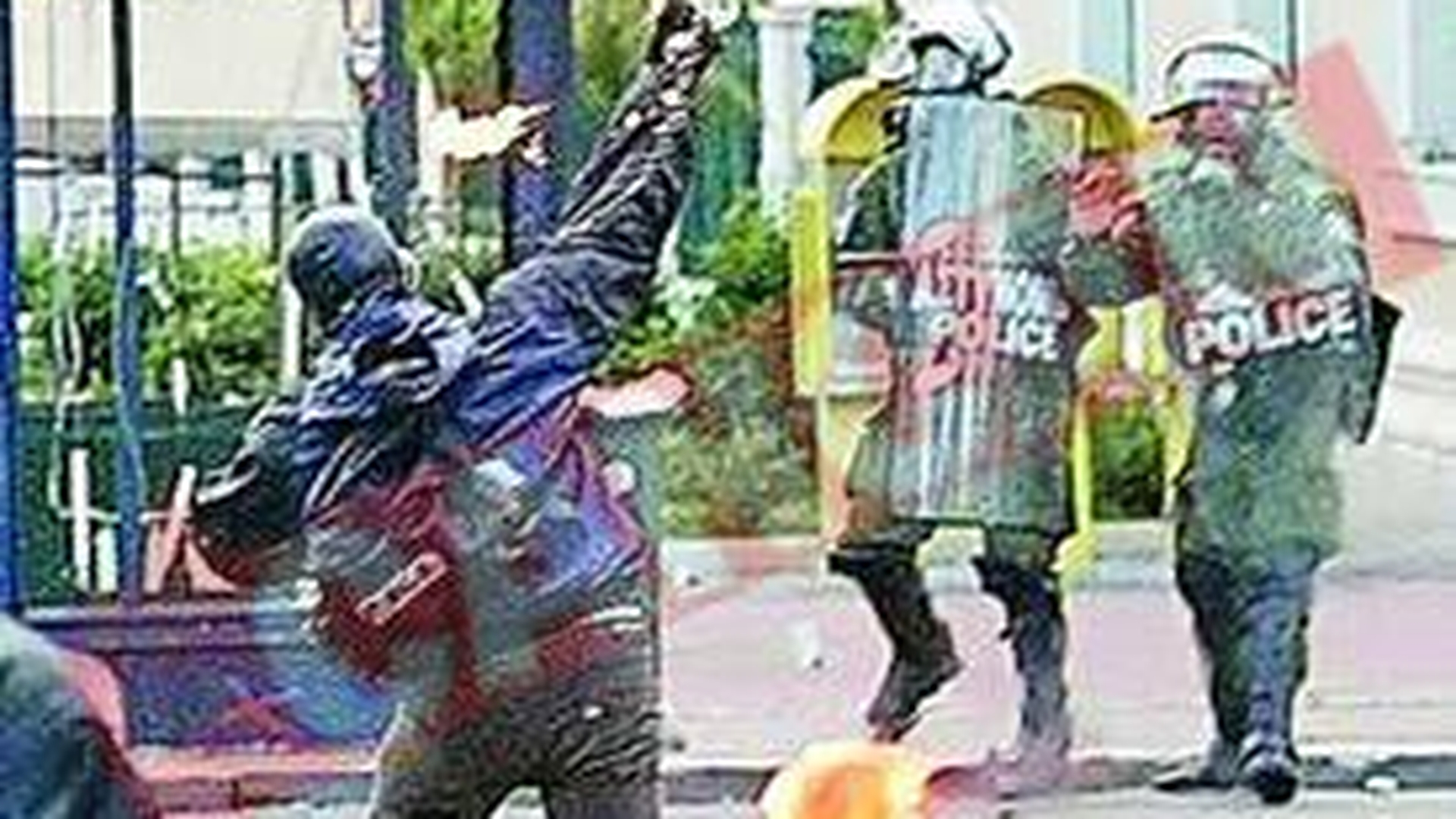 Manifestantii i-au dat foc unui politist