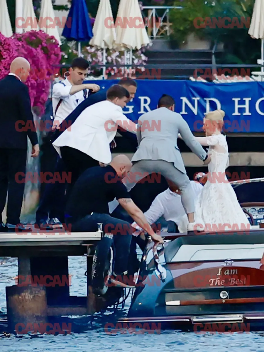 Mirii și invitații au mers pe insulă cu un vapor