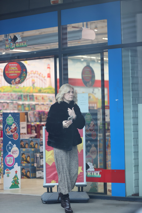 Apoi a trecut pe lângă un magazin de jucării, dar nu a cumpărat nimic