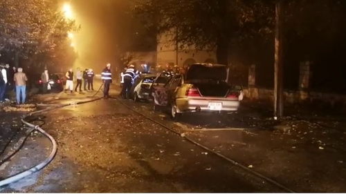 Două mașini s-au făcut scrum în Pitești. Focul a afectat si un al treilea autoturism VIDEO