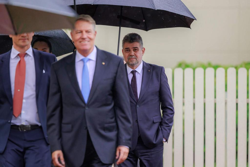 Șeful statului, Klaus Iohannis, a fost ”urmărit” pretutindeni de o umbrelă