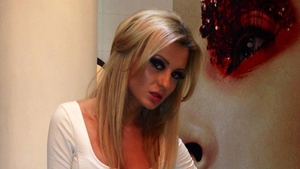 Mutilata de estetician, o blonda celebra are atacuri de panica inainte de operatia la sani! "Ma p... pe mine de frica!"
